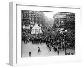 Ve Day Celebrations in London 1945-Nixon Greaves and-Framed Photographic Print