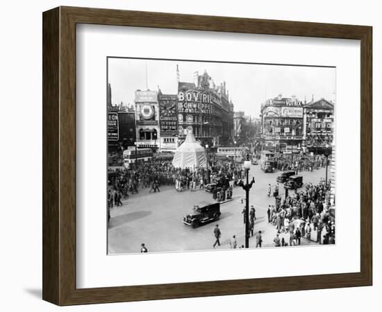 Ve Day Celebrations in London 1945-Nixon Greaves and-Framed Photographic Print