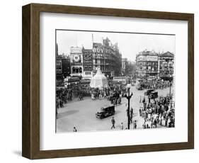 Ve Day Celebrations in London 1945-Nixon Greaves and-Framed Photographic Print