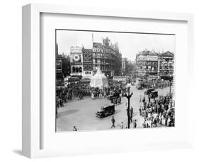 Ve Day Celebrations in London 1945-Nixon Greaves and-Framed Photographic Print