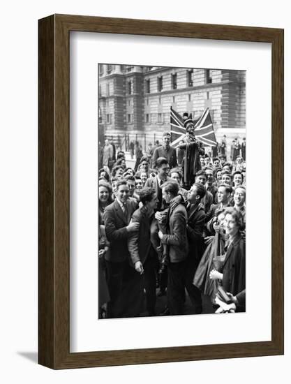 Ve Day Celebrations in London 1945-Nixon Greaves and-Framed Photographic Print