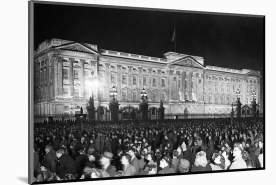 Ve Day Celebrations in London 1945-Nixon Greaves and-Mounted Photographic Print