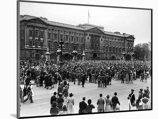 Ve Day Celebrations in London 1945-Nixon Greaves and-Mounted Photographic Print