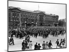 Ve Day Celebrations in London 1945-Nixon Greaves and-Mounted Photographic Print