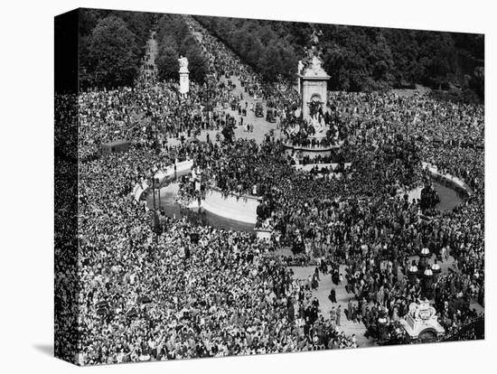 Ve Day Revelers Outside Buckingham Palace-null-Stretched Canvas