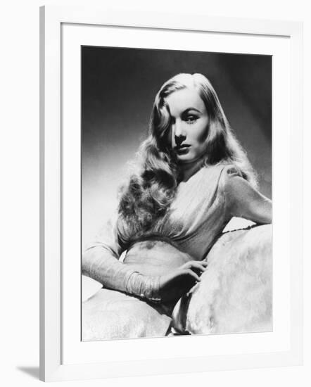 Veronica Lake, This Gun for Hire, 1942-null-Framed Photographic Print