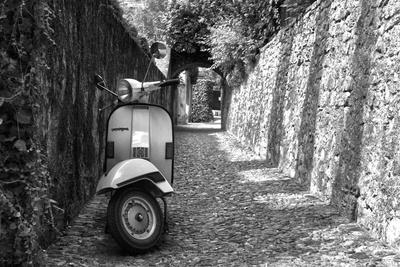 https://imgc.allpostersimages.com/img/posters/vespa-in-alley-amalfi-italy-poster_u-L-Q10WLPS0.jpg?artPerspective=n
