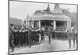 Victory Parade Passing the Victoria Memorial and Buckingham Palace, London, 19 July, 1919-null-Mounted Giclee Print