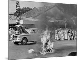 Vietnam Monk Protest-Malcolm Browne-Mounted Photographic Print