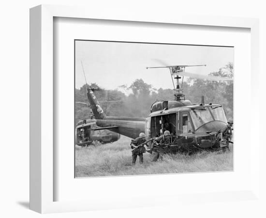 Vietnam War Helicopter Landing-Horst Faas-Framed Photographic Print