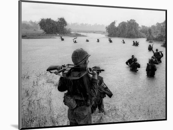 Vietnam War Paratroopers Rain-Henri Huet-Mounted Photographic Print