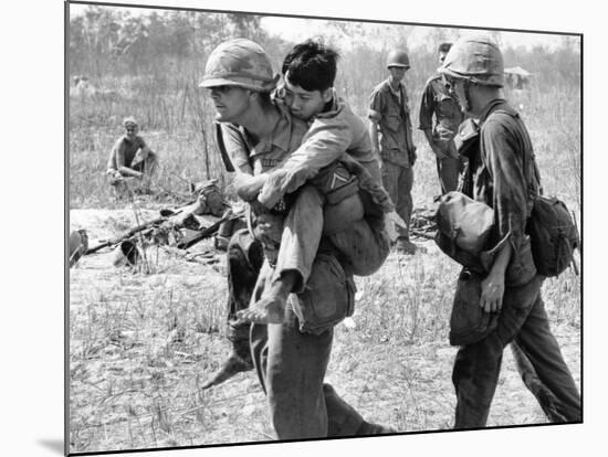 Vietnam War U.S. Aid Enemy Wounded-Horst Faas-Mounted Photographic Print