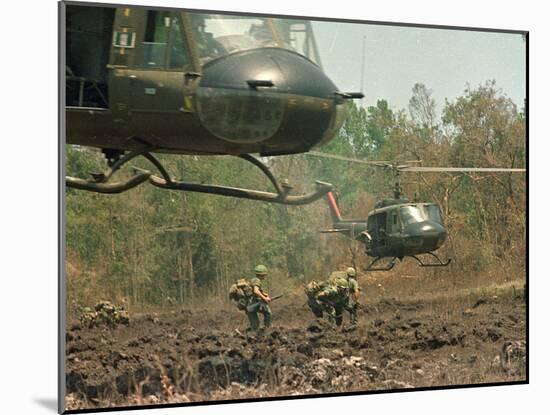 Vietnam War U.S. Paratroopers-Associated Press-Mounted Photographic Print