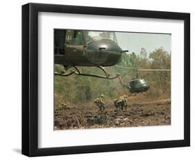 Vietnam War U.S. Paratroopers-Associated Press-Framed Photographic Print