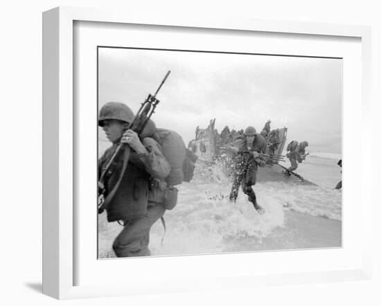 Vietnam War US Da Nang Landing-Associated Press-Framed Photographic Print