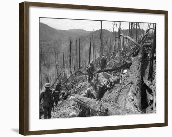 Vietnam War US Dak To-Associated Press-Framed Photographic Print