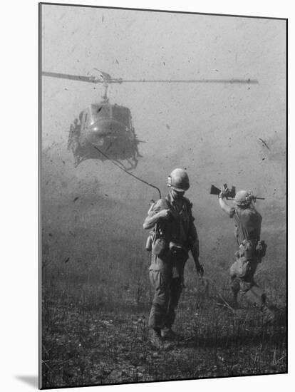 Vietnam War US Helicopter Landing-Henri Huet-Mounted Premium Photographic Print