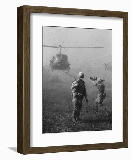 Vietnam War US Helicopter Landing-Henri Huet-Framed Photographic Print