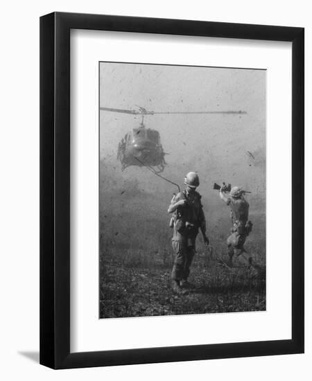 Vietnam War US Helicopter Landing-Henri Huet-Framed Photographic Print