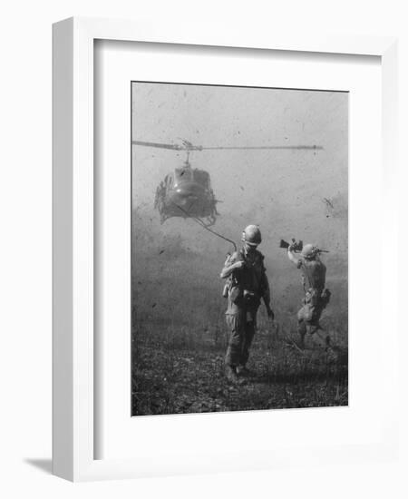 Vietnam War US Helicopter Landing-Henri Huet-Framed Photographic Print