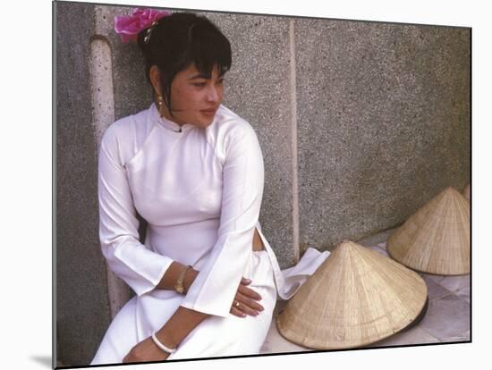 Vietnamese Girl in Traditional Dress, Vietnam-Keren Su-Mounted Photographic Print