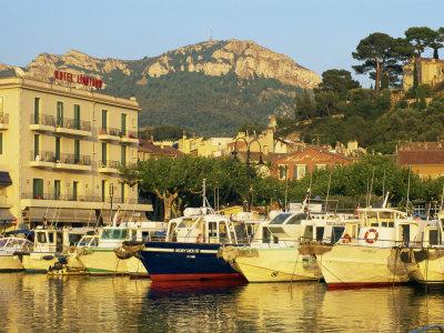 https://imgc.allpostersimages.com/img/posters/view-across-harbour-in-the-evening-cassis-bouches-du-rhone-cote-d-azur-provence-france_u-L-P7VFVW0.jpg?artPerspective=n