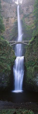 https://imgc.allpostersimages.com/img/posters/view-of-multnomah-falls-in-columbia-gorge-oregon-usa_u-L-PIERKQ0.jpg?artPerspective=n
