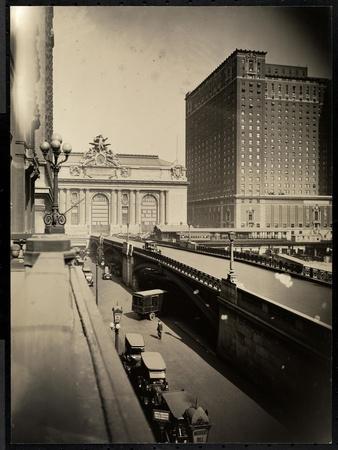 https://imgc.allpostersimages.com/img/posters/view-of-park-avenue-and-42nd-street-1920_u-L-Q1NKZ2R0.jpg?artPerspective=n