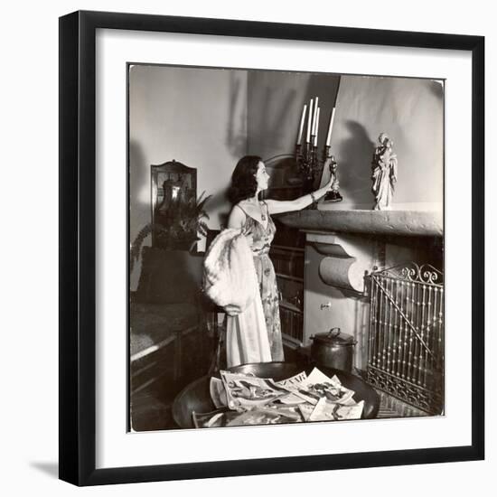 Vivien Leigh Placing Her Oscar on Her Mantelpiece at Home-Peter Stackpole-Framed Photographic Print