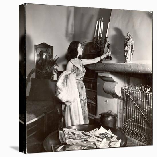 Vivien Leigh Placing Her Oscar on Her Mantelpiece at Home-Peter Stackpole-Stretched Canvas