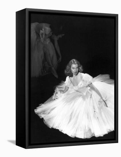 Vivien Leigh, Waterloo Bridge, 1940-null-Framed Stretched Canvas