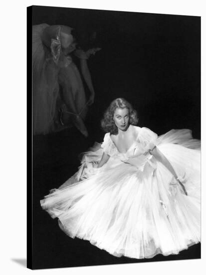 Vivien Leigh, Waterloo Bridge, 1940-null-Stretched Canvas