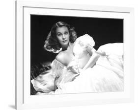 Vivien Leigh, Waterloo Bridge, 1940-null-Framed Photographic Print