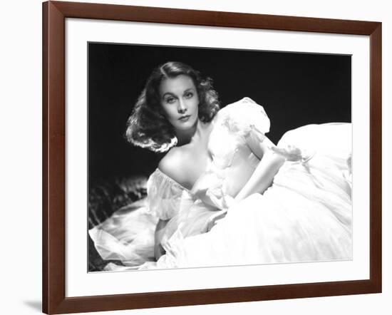 Vivien Leigh, Waterloo Bridge, 1940-null-Framed Photographic Print