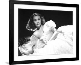 Vivien Leigh, Waterloo Bridge, 1940-null-Framed Photographic Print