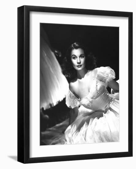 Vivien Leigh, Waterloo Bridge, 1940-null-Framed Photographic Print