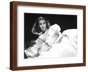 Vivien Leigh, Waterloo Bridge, 1940-null-Framed Photographic Print