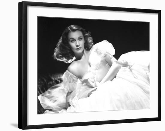 Vivien Leigh, Waterloo Bridge, 1940-null-Framed Photographic Print