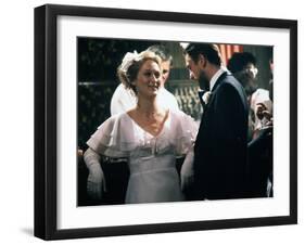 Voyage au bout by l'enfer THE DEER HUNTER by Michael Cimino with Meryl Streep and Robert by Niro, 1-null-Framed Photo