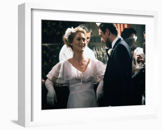 Voyage au bout by l'enfer THE DEER HUNTER by Michael Cimino with Meryl Streep and Robert by Niro, 1-null-Framed Photo