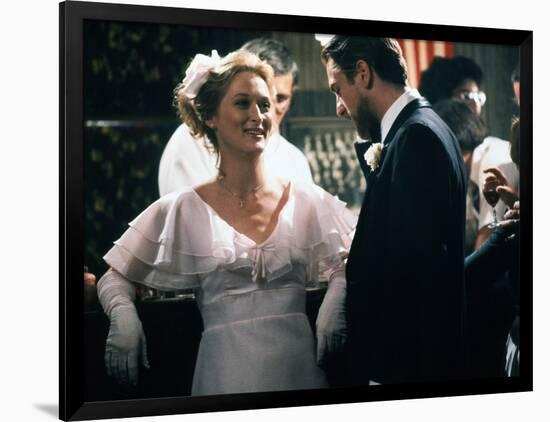 Voyage au bout by l'enfer THE DEER HUNTER by Michael Cimino with Meryl Streep and Robert by Niro, 1-null-Framed Photo