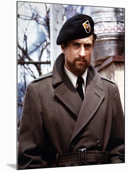 Voyage au bout by l'enfer THE DEER HUNTER by MichaelCimino with Robert by Niro, 1978 (photo)-null-Mounted Photo