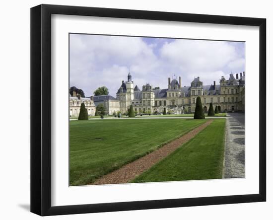 Vue ded la façade principale et la Cour du Cheval Blanc-null-Framed Giclee Print