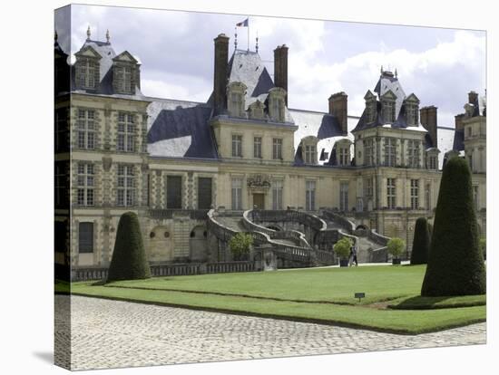 Vue ded la façade principale et la Cour du Cheval Blanc-null-Stretched Canvas