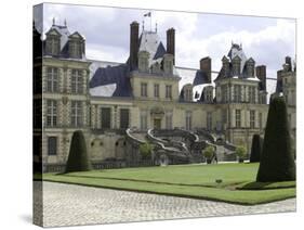 Vue ded la façade principale et la Cour du Cheval Blanc-null-Stretched Canvas