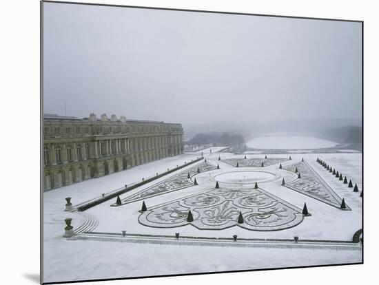 Vue du château de Versailles sous la neige côté parterre du Midi et de la p-null-Mounted Giclee Print