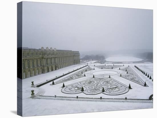 Vue du château de Versailles sous la neige côté parterre du Midi et de la p-null-Stretched Canvas