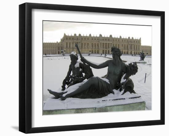 Vue du parc, parterre d'eau, bassin nord, margelle ouest : la Marne-Hongre Etienne Le-Framed Giclee Print