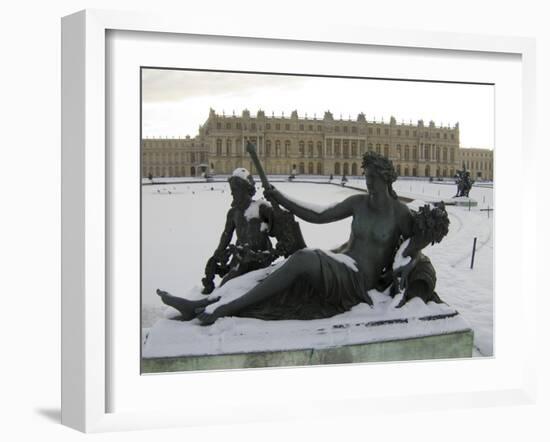 Vue du parc, parterre d'eau, bassin nord, margelle ouest : la Marne-Hongre Etienne Le-Framed Giclee Print