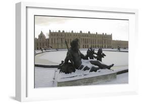 Vue du parc, parterre d'eau, bassin nord, margelle ouest : la Seine-Hongre Etienne Le-Framed Giclee Print